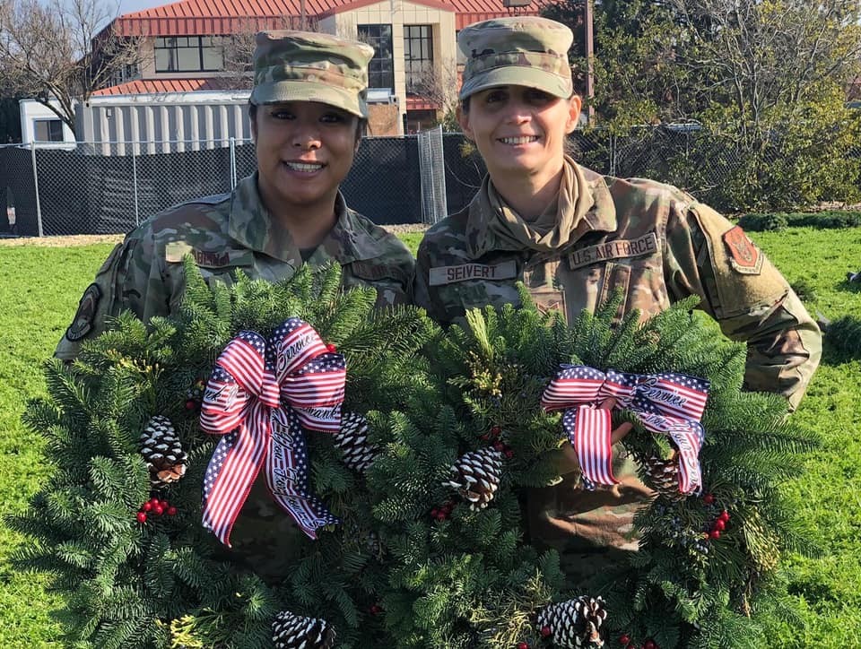gallery_tft_two_wreaths